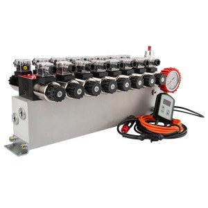 Rozdzielacz hydrauliczny 8 sekcyjny 12V blokowy typu Cetop 3 NG6 z proporcjonalnym regulatorem przepływu w komplecie ze sterownikiem zaworu proporcjonalnego ARPWM, manometrem, wtyczkami elektrycznymi i przyłączami