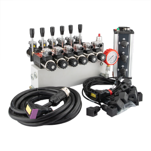 Rozdzielacz hydrauliczny 6 sekcyjny 12V blokowy typu Cetop 3 NG6 z proporcjonalnym regulatorem przepływu w komplecie z panelem sterującym Salvarani z trzema joystickami, manometrem, wtyczkami elektrycznymi i przyłączami