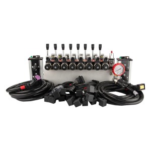 Rozdzielacz hydrauliczny 8 sekcyjny 12V blokowy typu Cetop 3 NG6 z  proporcjonalnym regulatorem przepływu w komplecie z dwoma panelami sterującymi Salvarani z dwoma joystickami, manometrem, wtyczkami elektrycznymi i przyłączami